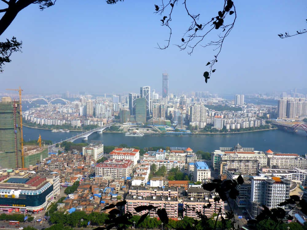 Panoramablick auf Liuzhou in Guangxi - Die Stadt der Steine ist eine Reise wert, vor allem wenn man schon vor Ort im schönen Guangxi ist.