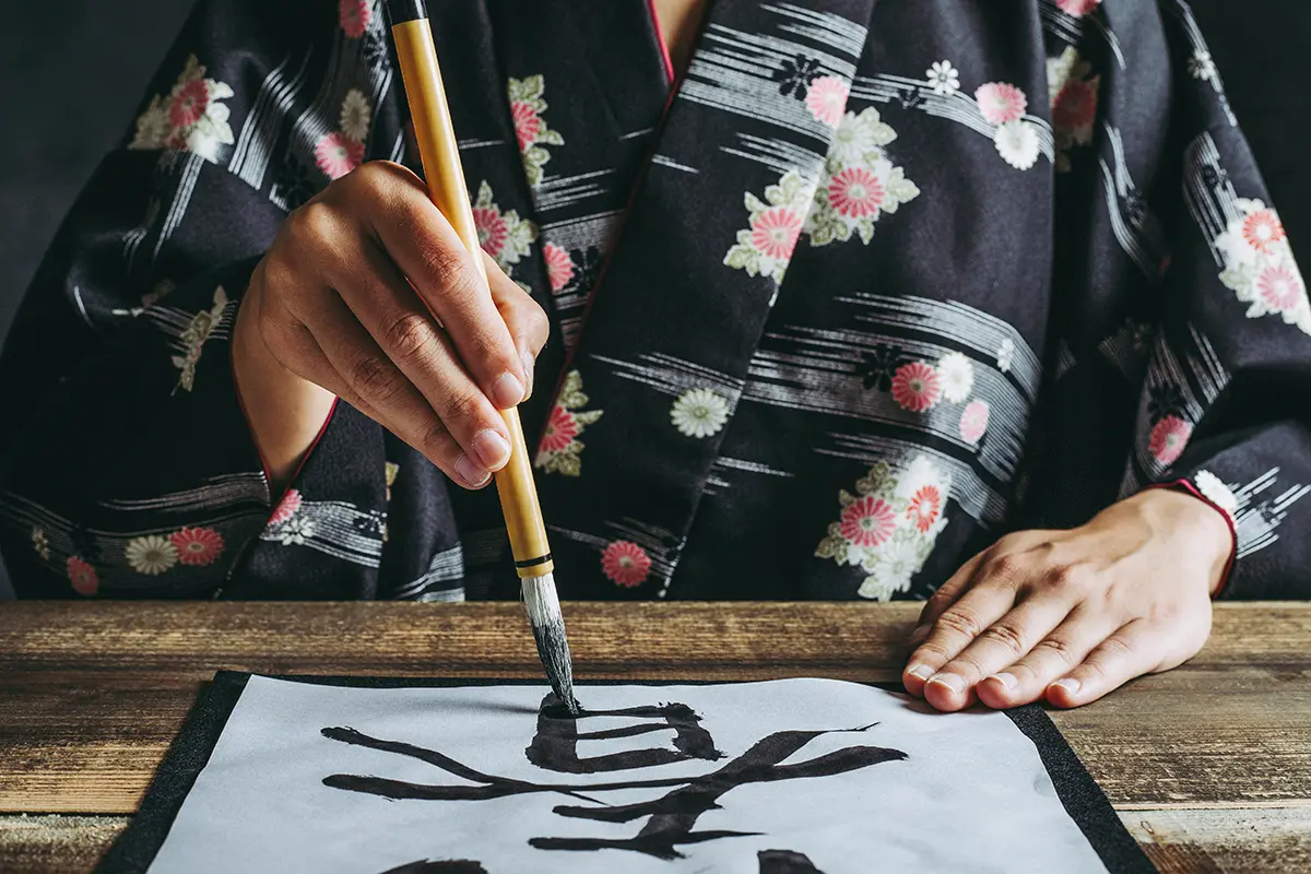 Chinesische und japanische Kalligrafie mit traditionellen Pinseln und Tusche