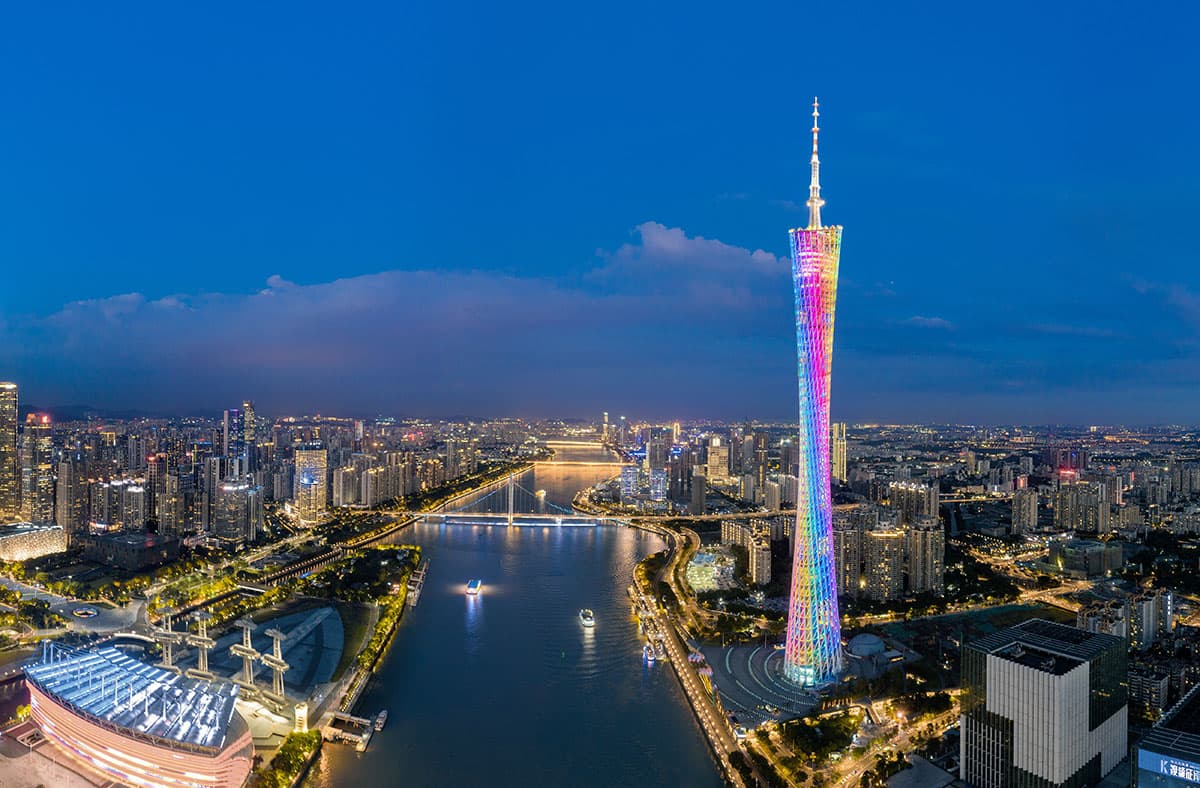 Der Canton Tower am Perlfluss bei Nacht, dahinter die Stadt