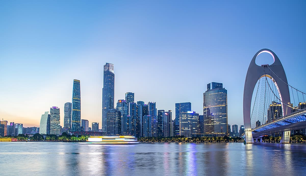 Skyline von Zhujiang New Town am Perlfluss mit der Liede-Brücke in der Abenddämmerung