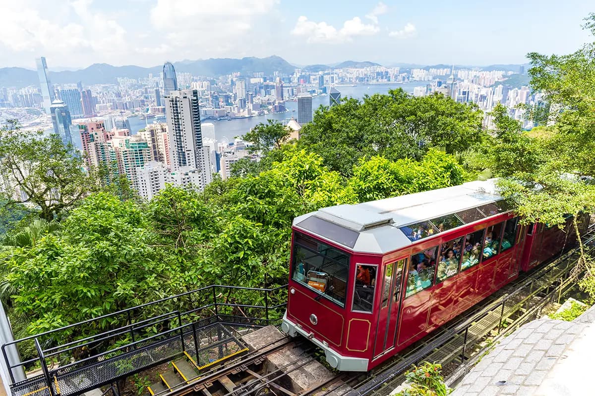 Die historische Peak Tram auf dem Weg zum Victoria Peak