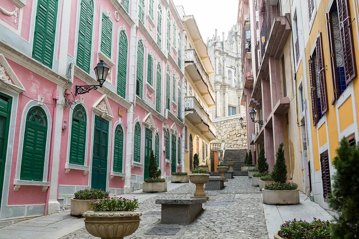 Gasse in der Altstadt von Macau mit Fassaden aus der portugiesischen Zeit