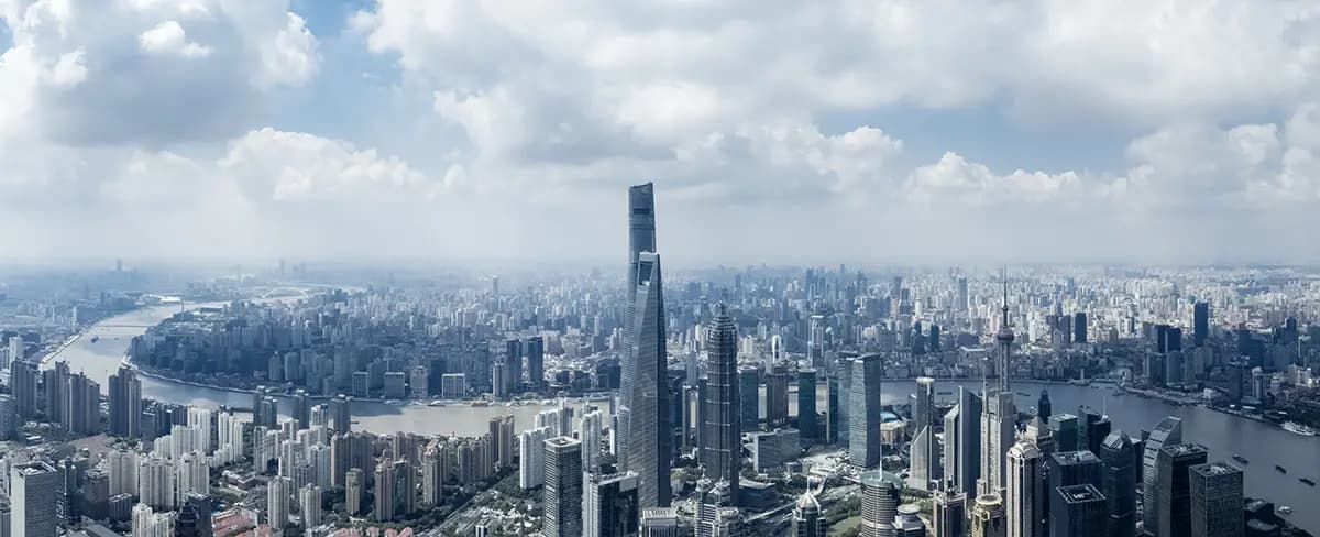 Pudong von oben: Shanghai Tower, Jin Mao Tower und Oriental Pearl Tower am Huangpu