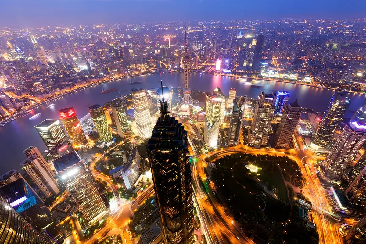 Pudong bei Nacht aus der Vogelperspektive mit Jin Mao Tower, Oriental Pearl Tower und dem Huangpu