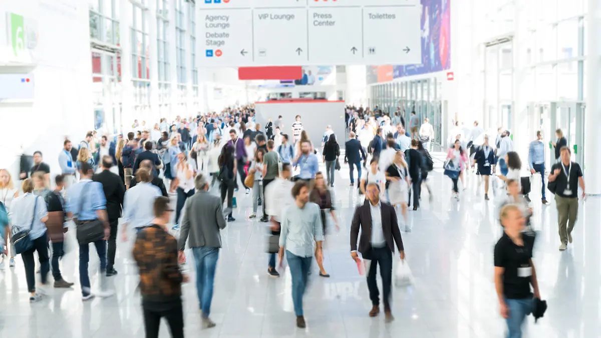 Chinesische Messe mit Besuchern und Ausstellungsständen
