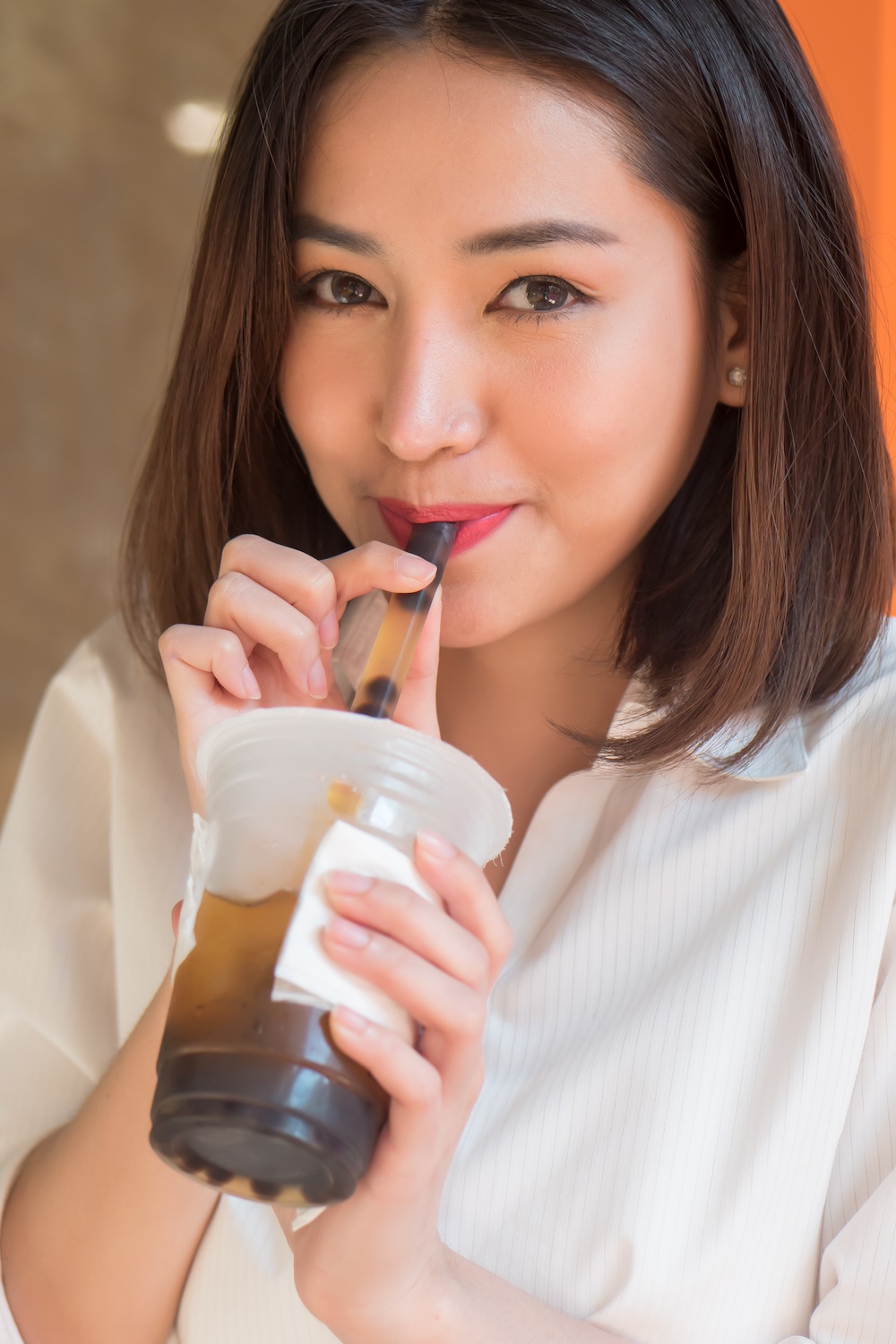 Zaoshang Hao! Chinesen trinken Tee! - Das ist nicht zu 100% richtig und überhaupt sollten Sie vorsichtig sein mit den Klischees. Jüngere Chinesen bevorzugen "Bubble Tea", aber auch Kaffee ... oder? Fragen Sie ihr Gegenüber doch einfach und starten Sie ein Gespräch mit "Guten Morgen!" auf chinesisch. Bild: 9nong / Adobe
