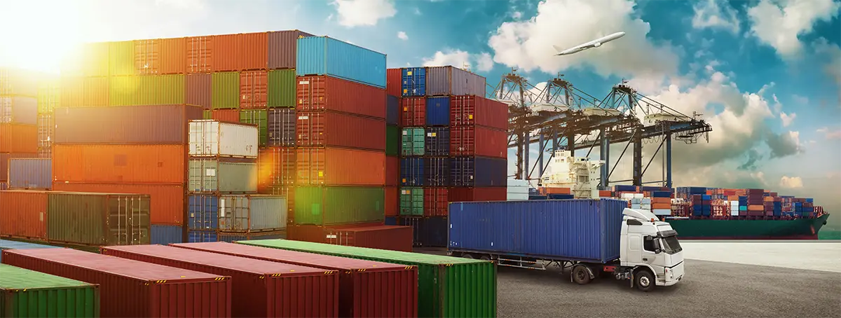 Integrierter Modal‑Mix: Containerzug, Lkw, Schiff und Flugzeug in einer Logistik‑Illustration